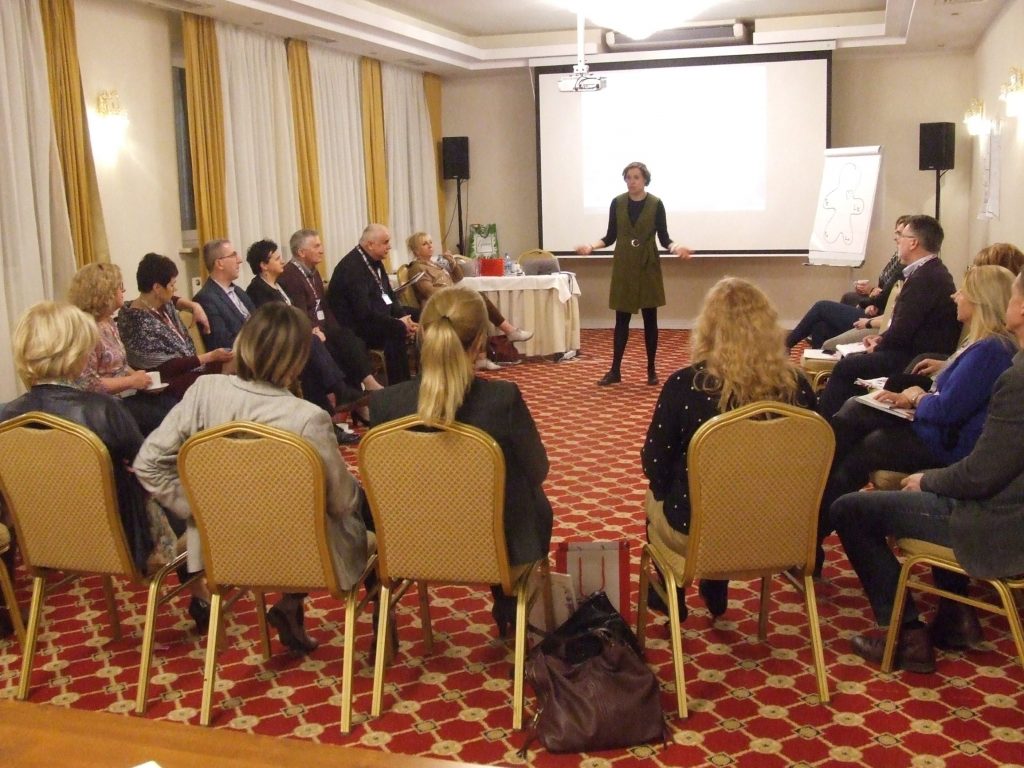 Zajęcia warsztatowe w grupach (grupa samorządowców z powiatów). Zajęcia prowadzi trener p. Anna Rutkowska