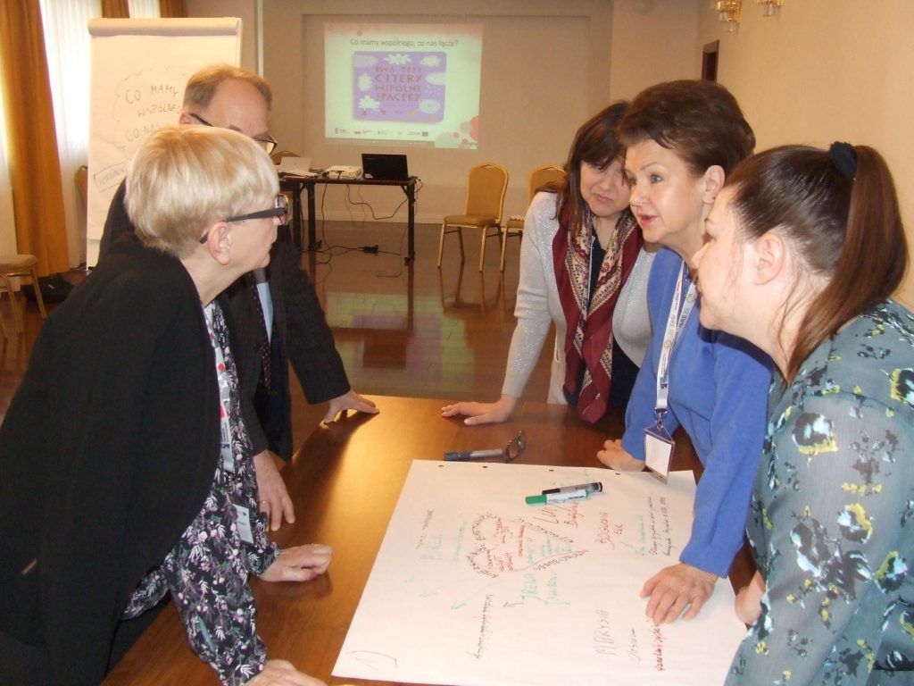 Szkolenie dla ekspertów ds. rozwoju oświaty samorządowej. Praca w grupach -dyskusja samorządowców. Wspólne poszukiwanie odpowiedzi na pytanie co nas łączy?