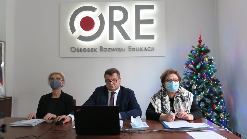 Tomasz Madej p.o. dyrektor Ośrodka Rozwoju Edukacji, Grażyna Wiśniewska wicedyrektor Ośrodka Rozwoju Edukacji, Agnieszka Karczewska –Gzik kierownik Wydziału Rozwoju Kompetencji Społecznych i Obywatelskich, koordynator gry