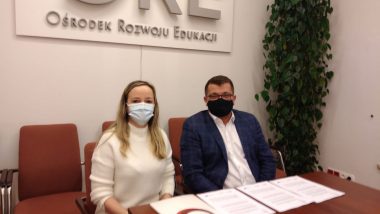 Dyrektor Tomasz Madej i Ewa Parzyszek podczas podpisywania umowy o powierzenie grantu.