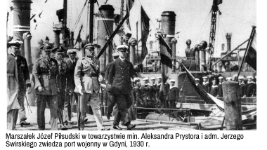 Marszałek Józef Piłsudski w towarzystwie min. Aleksandra Prystora i adm. Jerzego Świrskiego zwiedza port wojenny w Gdyni, 1930 r.