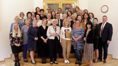 Grupa liderów Specjalistycznych Centrów Wspierających Edukację Włączającą (SCWEW) oraz pracowników Ośrodka Rozwoju Edukacji. Na pierwszym planie Sekretarz Stanu w Ministerstwie Edukacji i Nauki Marzena Machałek