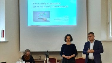 Na zdjęciu sala wykładowa. W tle ekran z widocznym napisem Tworzenie ezasobów do kształcenia zawodowego. Dyrektor ORE Tomasz Madej przemawia. Obok stoi kierownik projektu Tworzenie ezasobów do kształcenia zawodowego Joanna Saska-Dymnicka.