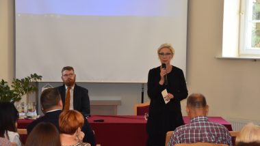 z lewej Michał Gniadek-Zieliński – referent WRKSO, z prawej Agnieszka Karczewska-Gzik – Kierownik WRKSO