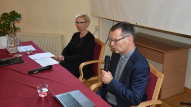 z lewej Agnieszka Karczewska-Gzik, z prawej ks. dr Andrzej Jędrzejewski − Wyższe Seminarium Duchowne w Radomiu