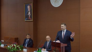 Przemówienie ministra podczas konferencji - od prawej: Przemysław Czarnek minister edukacji i nauki, Tomasz Pitucha - wicedyrektor ORE, Tomasz Madej - dyrektor ORE.