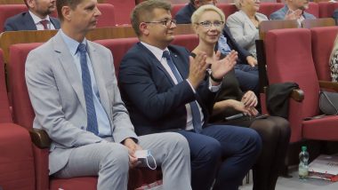 widok sali konferencyjnej: w pierwszym rzędzie od lewej: Sekretarz Stanu MEiN Dariusz Piontkowski, Dyrektor ORE Tomasz Madej, kierownik WRKSO Agnieszka Karczewska-Gzik