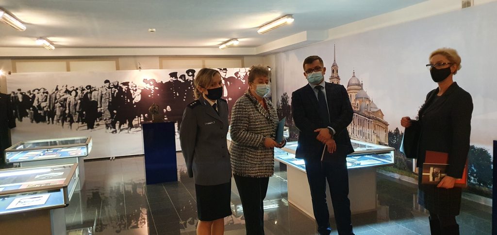 z lewej przedstawiciele Biura Edukacji Historycznej – Muzeum Policji KGP w Warszawie z prawej Tomasz Madej p.o Dyrektor Ośrodka Rozwoju Edukacji w Warszawie i Agnieszka Karczewska -Gzik kierownik WRKSO