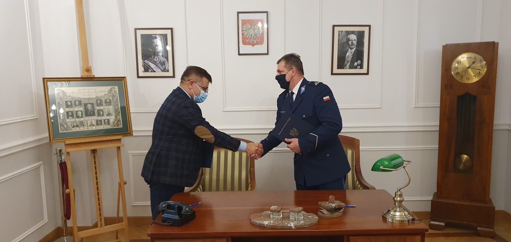 z lewej Tomasz Madej p.o Dyrektor Ośrodka Rozwoju Edukacji w Warszawie z prawej podinsp. Krzysztof Musielak Dyrektor Biura Edukacji Historycznej – Muzeum Policji KGP