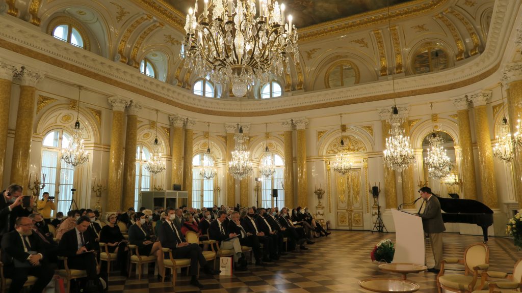 Uczestnicy Kongresu Edukacji Klasycznej. W pierwszym rzędzie po lewej stronie - Minister Dariusz Piontkowski