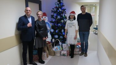 Od lewej strony: Pan Tomasz Pitucha, Wicedyrektor Ośrodka Rozwoju Edukacji w Warszawie; Pani Agnieszka Karczewska - Gzik, Kierownik Wydziału Rozwoju Kompetencji Społecznych i Obywatelskich; Pani Anna Powązka, nauczyciel konsultant Wydziału Rozwoju Kompetencji Społecznych i Obywatelskich, koordynator ogólnopolskiej akcji ,, Paczuszka dla Maluszka"; Pan dr Marcin Karkut, starszy specjalista Wydziału Rozwoju Kompetencji Społecznych i Obywatelskich