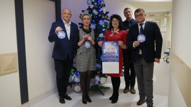 1. Z lewej strony, Pan Tomasz Pitucha, Wicedyrektor Ośrodka Rozwoju Edukacji w Warszawie 2. Pani Agnieszka Karczewska - Gzik, Kierownik Wydziału Rozwoju Kompetencji Społecznych i Obywatelskich 3. Pani Anna Powązka, nauczyciel konsultant Wydziału Rozwoju Kompetencji Społecznych i Obywatelskich, koordynator ogólnopolskiej akcji ,, Paczuszka dla Maluszka" 4. Z prawej strony, Pan Tomasz Madej, Dyrektor Ośrodka Rozwoju Edukacji w Warszawie 5. W drugim rzędzie Pan dr Marcin Karkut, starszy specjalista Wydziału Rozwoju Kompetencji Społecznych i Obywatelskich