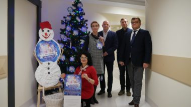 1. Z lewej strony, Pani Anna Powązka, nauczyciel konsultant Wydziału Rozwoju i Kompetencji Społecznych i Obywatelskich, koordynator ogólnopolskiej akcji ,,Paczuszka dla Maluszka" 2. Pani Agnieszka Karczewska - Gzik, Kierownik Wydziału Rozwoju Kompetencji Społecznych i Obywatelskich 3. Pan Tomasz Pitucha, Wicedyrektor Ośrodka Rozwoju Edukacji w Warszawie 4.Pan dr Marcin Karkut starszy specjalista Wydziału Rozwoju Kompetencji Społecznych i Obywatelskich 5. Z prawej strony, Pan Tomasz Madej, Dyrektor Ośrodka Rozwoju Edukacji w Warszawie