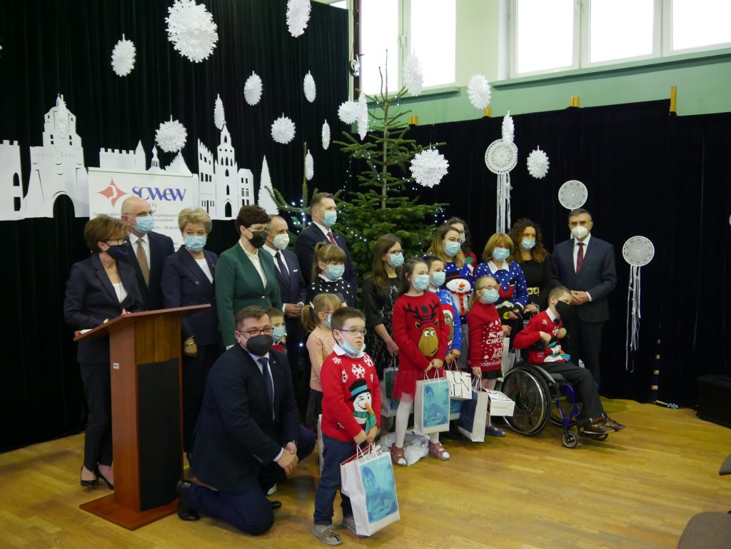 Uroczystość w Specjalnym Ośrodek Szkolno-Wychowawczym dla Dzieci i MłodzieżyNiepełnosprawnych im. Prof. Zofii Sękowskiej w Lublinie (zdjęcie grupowe)