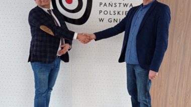 Przywitanie Dyrektora ORE Tomasza Madeja przez dr. Michała Boguckiego, Dyrektora Muzeum Początków Państwa Polskiego w Gnieźnie