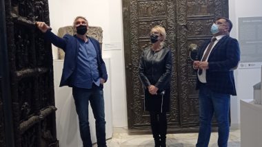 Dr Michał Bogucki Dyrektor Muzeum Początków Państwa Polskiego przedstawia historię Drzwi Gnieźnieńskich Dyrektorowi ORE Tomaszowi Madejowi i Kierownikowi Wydziału Rozwoju Kompetencji Społecznych i Obywatelskich ORE Agnieszce Karczewskiej-Gzik