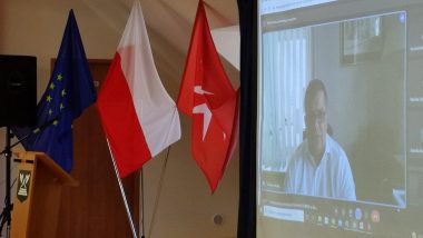 Tomasz Madej - dyrketor Ośrodka Rozwoju Edukacji podczas konferencji w Bartoszycac łączy się zdalnie z uczestnikami spotkania