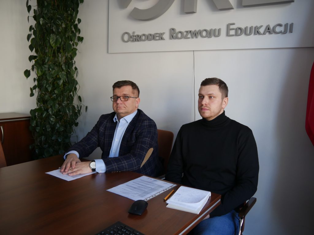 od lewej Tomasz Madej – p.o. Dyrektor Ośrodka Rozwoju Edukacji w Warszawie, dr Marcin Karkut – starszy specjalista Wydział Rozwoju Kompetencji Społecznych i Obywatelskich