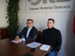 od lewej Tomasz Madej – p.o. Dyrektor Ośrodka Rozwoju Edukacji w Warszawie, dr Marcin Karkut – starszy specjalista Wydział Rozwoju Kompetencji Społecznych i Obywatelskich