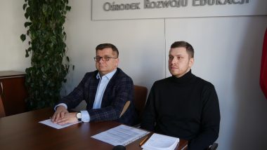 od lewej Tomasz Madej – p.o. Dyrektor Ośrodka Rozwoju Edukacji w Warszawie, dr Marcin Karkut – starszy specjalista Wydział Rozwoju Kompetencji Społecznych i Obywatelskich