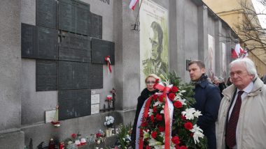 Złożenie kwiatów przed tablicą pamiątkową poświęconą rtm. Witoldowi Pileckiemu". Od lewej stoją: Agnieszka Karczewska-Gzik, Kierownik WRKSO; dr Marcin Karkut, starszy specjalista w WRKSO; Stanisław Zubek, Wicedyrektor ORE
