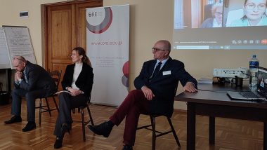 od prawej strony na ekranie Pani dr Aleksandra Aszkiełowicz, Wyższa Szkoła Humanistyczno-Ekonomiczna w Brzegu; Pani dr hab. Marta Komorowska–Pudło, Uniwersytet Szczeciński; w pierwszym rzędzie od strony prawej Pan dr Andrzej Mazan, Doktor pedagogiki, fizyk, filozof i teolog; Pani Agnieszka Marianowicz-Szczygieł psycholog, wiceprezes Instytutu ,,Ona i On”; Pan dr Zbigniew Barciński, pedagog, Stowarzyszenie Pedagogów NATAN