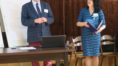 od lewej dr Andrzej Mazan, doktor pedagogiki, fizyk, filozof i teolog; Anna Powązka, nauczyciel konsultant Wydziału Rozwoju Kompetencji Społecznych i Obywatelskich (prowadząca seminarium)