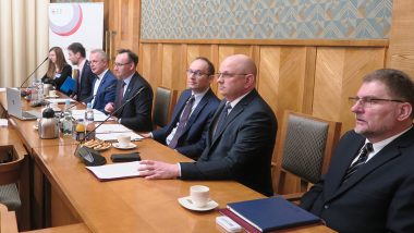 od prawej Wawrzyniec Roch Kowalski, Zastępca Dyrektora Departamentu Wychowania i Edukacji Włączającej, Ministerstwo Edukacji i Nauki; Tomasz Pitucha, Wicedyrektor Ośrodka Rozwoju Edukacji w Warszawie; Radosław Brzózka, Pełnomocnik Ministra do Spraw Strategii Edukacji; Mikołaj Pawlak, Rzecznik Praw Dziecka; Sławomir Adamiec, Dyrektor Generalny Ministerstwa Edukacji i Nauki; Jacek Banaś, Dyrektor Departamentu Kształcenia Ogólnego, Ministerstwo Edukacji i Nauki; Anna Studniczek, specjalista Wydziału Rozwoju Kompetencji Społecznych i Obywatelskich (prowadząca naradę)