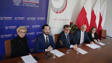 Od lewej: Kierownik WRKSO ORE Agnieszka Karczewska-Gzik, Wicedyrektor Departamentu Społeczeństwa Obywatelskiego w KPRM Maciej Piędel, Dyrektor ORE Tomasz Madej, Wicedyrektor ORE, Pełnomocnik Ministra ds. Rodziny Tomasz Pitucha, Ekspert ORE dr Monika Brenner-Zawierucha