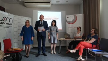 od lewej: Elżbieta Doroszuk – dyrektor Regionalnego Ośrodka Doskonalenia Nauczycieli „WOM” w Częstochowie, Wawrzyniec Roch Kowalski − zastępca dyrektora Departamentu Wychowania i Edukacji Włączającej MEiN, Anna Powązka − nauczyciel konsultant WRKSO Zespół wychowania do życia w rodzinie ORE