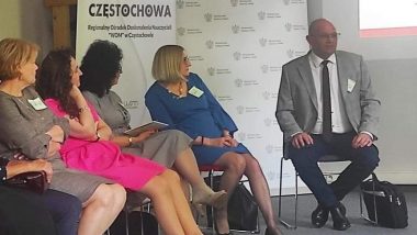 od prawej: od prawej Tomasz Pitucha Pełnomocnik Ministra Edukacji i Nauki do spraw Rodziny, Wicedyrektor Ośrodka Rozwoju Edukacji , Elżbieta Doroszuk Dyrektor Regionalnego Ośrodka Doskonalenia Nauczycieli „WOM” w Częstochowie, Anna Powązka nauczyciel konsultant WRKSO Zespół wychowania do życia w rodzinie ORE, uczestnicy seminarium