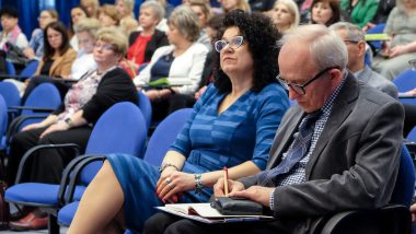 Goście konferencji w pierwszym rzędzie widowni - od prawej Wiesław Zawadzki przedstawiciel MEiN i Anna Powązka - przedstawiciel WRKSO ORE