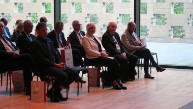 od lewej: Arkadiusz Śliwa − burmistrz Miasta Sulejówek, Marzenna Habib − wicedyrektor Ośrodka Rozwoju Edukacji, Stanisław Zubek − wicedyrektor Ośrodka Rozwoju Edukacji, Artur Górecki − dyrektor Departamentu Programów Nauczania i Podręczników MEiN