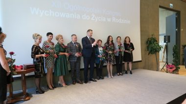 dr hab. Przemysław Czarnek, Minister Edukacji i Nauki, prof. KUL z nauczycielami odznaczonymi Medalem KEN