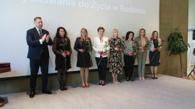 dr hab. Przemysław Czarnek, Minister Edukacji i Nauki, prof. KUL z nauczycielami odznaczonymi Medalem KEN