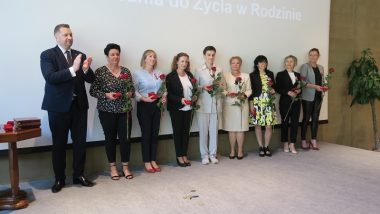 dr hab. Przemysław Czarnek, Minister Edukacji i Nauki, prof. KUL z nauczycielami odznaczonymi Medalem KEN