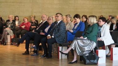 od prawej: Elżbieta Doroszuk – dyrektor Regionalnego Ośrodka Doskonalenia Nauczycieli „WOM” w Częstochowie, Tomasz Madej − p.o. Dyrektor Ośrodka Rozwoju Edukacji w Warszawie, Marzena Machałek − Sekretarz Stanu MEiN, Pełnomocnik Rządu do spraw wspierania wychowawczej funkcji szkoły i placówki, edukacji włączającej oraz kształcenia zawodowego, Tomasz Pitucha − Pełnomocnik Ministra Edukacji i Nauki do spraw rodziny, wicedyrektor Ośrodka Rozwoju Edukacji, Agnieszka Karczewska-Gzik, − kierownik WRKSO ORE