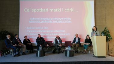 od lewej: Piotr Szwędrowski („Dobry temat”), Grzegorz Paź („Odczuwam, ufam, mówię”), Wanda Elżbieta Papis (,,Życie i miłość”), ks. Tomasz Kancelarczyk („Genesis”), dr Zbigniew Barciński („Być Tolerancyjnym”), dr Dariusz Cupiał („Tato net”), Katarzyna Pytel-Łapa („Archipelag Skarbów”), Katarzyna Segeth–Boniecka („Mama córce – kobieta kobietce”)