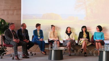 od lewej: Artur Dąbrowski, Radosław Brzózka − Pełnomocnik Ministra Edukacji i Nauki do spraw strategii edukacyjnej, Teresa Misiuk − Lubelski Kurator Oświaty, Joanna Hałas − dyrektor Szkoły Podstawowej w Toporowie, Mira Kępka − pedagog w szkole podstawowej w Warszawie, Magdalena Sawicka − nauczyciel WDŻ z IX Liceum Ogólnokształcącego w Częstochowie, Magdalena Czarnik