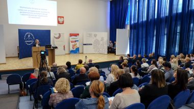 Widok sali konferencyjnej - wystąpienie Aleksandry Sępoch p.o. dyrektor Wydziału Edukacji Spejalnej i Wspomagania Kuratorium Oświaty w Lublinie