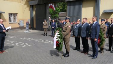 Złożenie kwiatów przed tablicą upamiętniającą Kornela Morawieckiego.