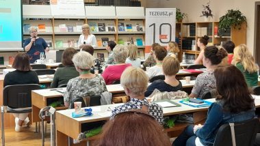 Przedstawicielki ORE Agnieszka Pietryka i Magdalena Brewczyńska podczas wykładu na VI Forum Bibliotek Pedagogicznych w Krakowie