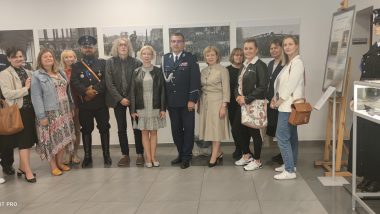Zdjęcie grupowe: pracownicy Ośrodka Rozwoju Edukacji oraz przedstawiciele Muzeum Policji KGP