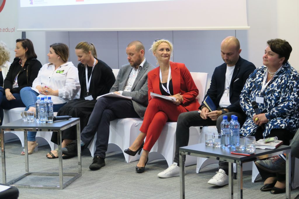 Widok na uczestników panelu dyskusyjnego.