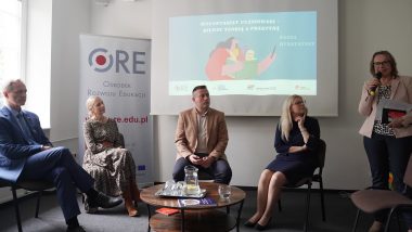 od lewej: Dariusz Pietrowski – kierownik Biura Rządowego Programu Wspierania i Rozwoju Wolontariatu Długoterminowego na lata 2018─2030 ─ Korpus Solidarności, Bogusława Wiśniewska ─ opiekun Szkolnego Koła Wolontariatu z Zespołu Szkół nr 1 im. Stefana Roweckiego „Grota” w Zambrowie, Damian Zagadło ─ opiekun Szkolnego Wolontariatu w Katolickiej Szkole Podstawowej w Kielcach, Trener Korpusu Solidarności z woj. świętokrzyskiego, dr Katarzyna Braun – adiunkt, Katedra Historii Wychowania, Opieki i Pedagogiki Społecznej Instytut Pedagogiki Wydział Nauk Społecznych Katolicki Uniwersytet Lubelski im. Jana Pawła II, Katarzyna Tadeusiak-Jeznach, główny specjalista ds. programów edukacyjnych z Biura Programu Korpus Solidarności