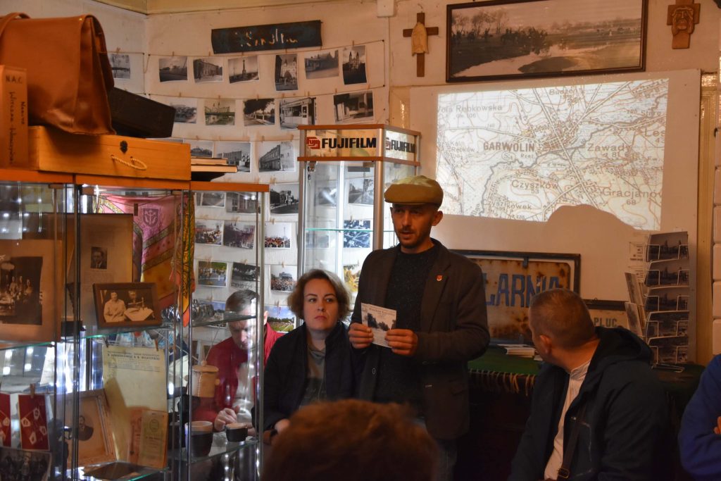 Krzysztof Kot (Fundacja Koszary) zarysowujący specyfikę społecznej działalności historycznej.