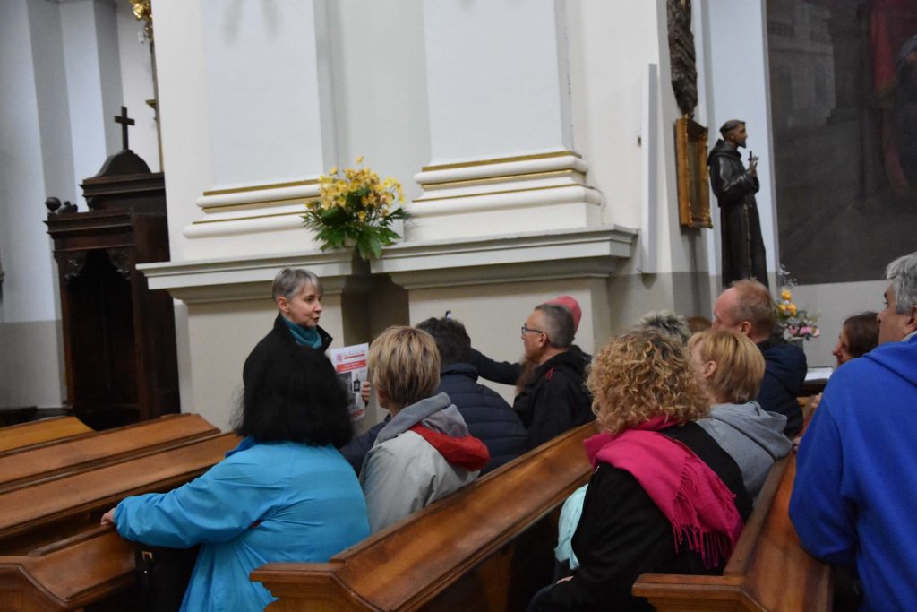 Dr Anna Ogonowska (UW/Fundacja Koszary) oprowadzająca uczestników szkolenia po Garwolnie.