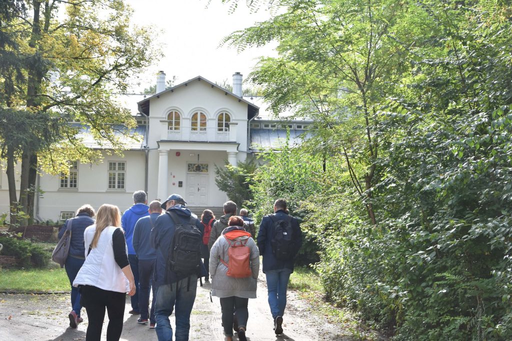 Uczestnicy szkolenia przed dworkiem Potockich w Łucznicy.