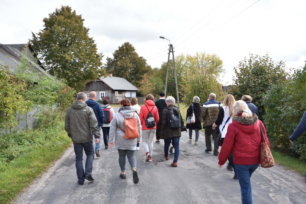 Uczestnicy szkolenia podczas spaceru po Starej Hucie.