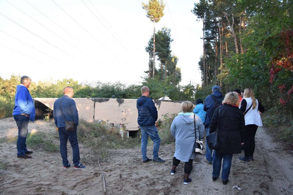Uczestnicy szkolenia podczas zwiedzania jednego ze schronów będących pod opieką Muzeum Wojskowości w Starej Miłośnie.